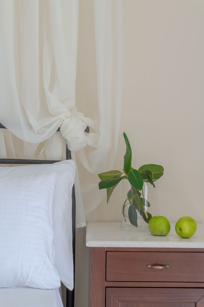 Epavlis Hotel & Spa — Hotel rooms in Kamari, South Aegean