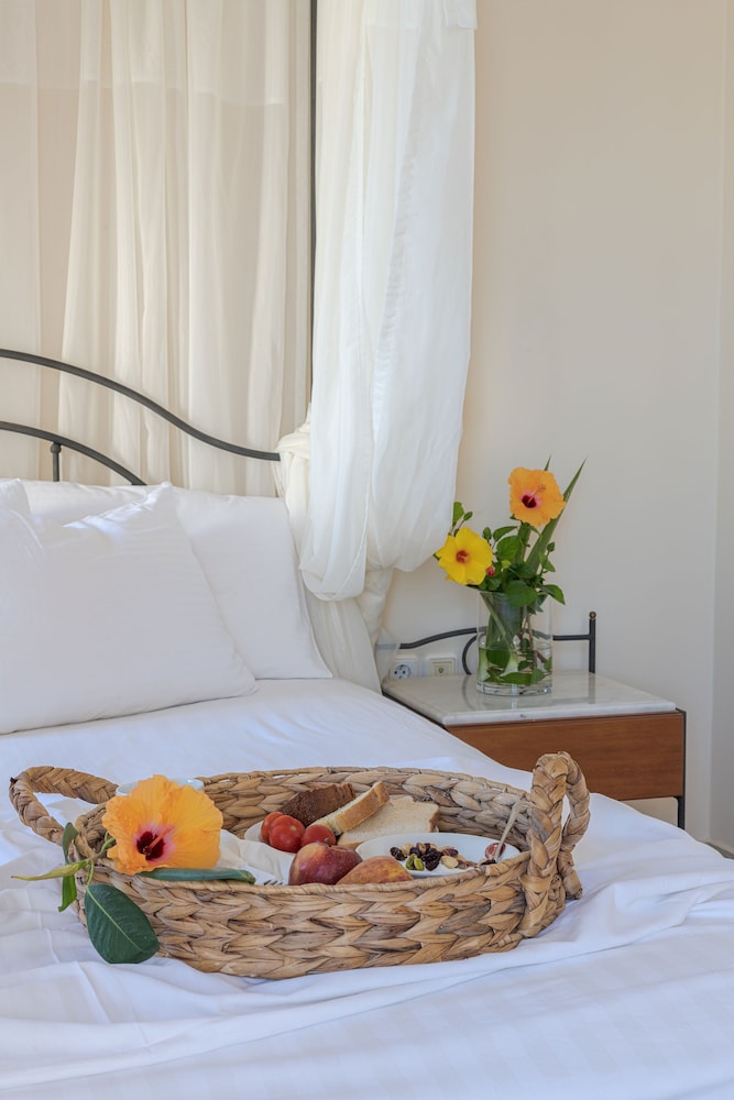 Epavlis Hotel & Spa — Hotel rooms in Kamari, South Aegean