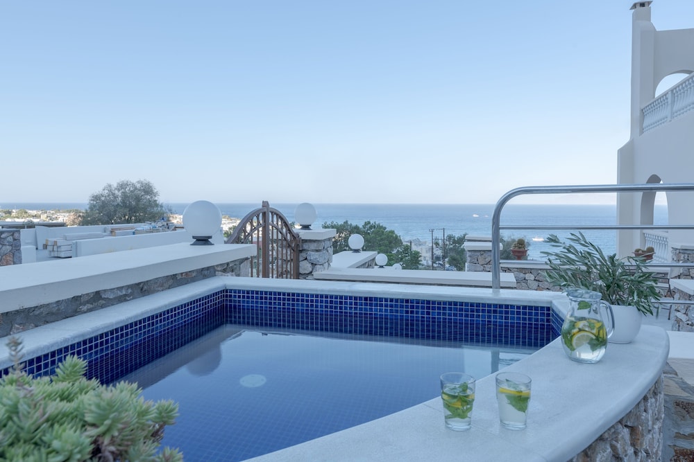 Epavlis Hotel & Spa — Swimming pool in Kamari, South Aegean