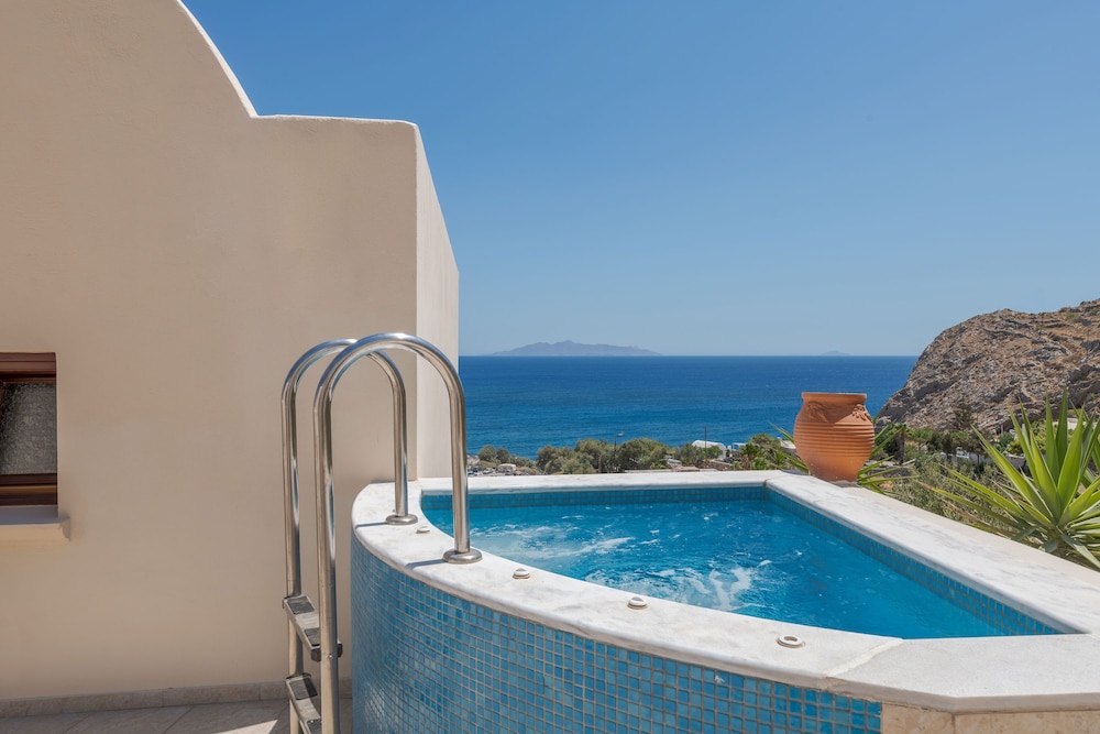 Epavlis Hotel & Spa — Swimming pool in Kamari, South Aegean