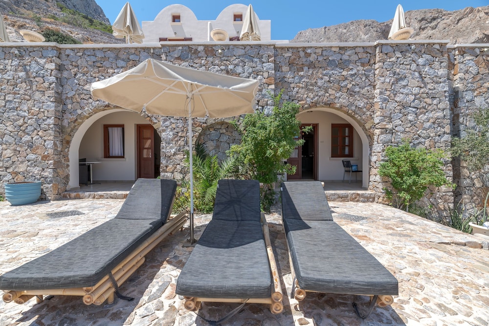 Epavlis Hotel & Spa — Hotel building in Kamari, South Aegean