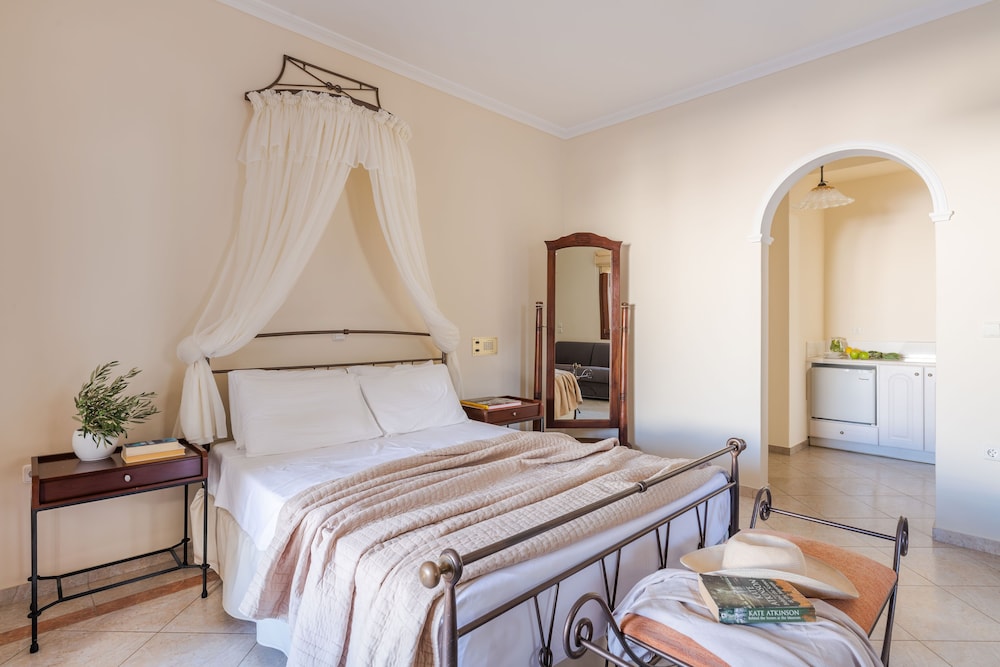 Epavlis Hotel & Spa — Hotel rooms in Kamari, South Aegean