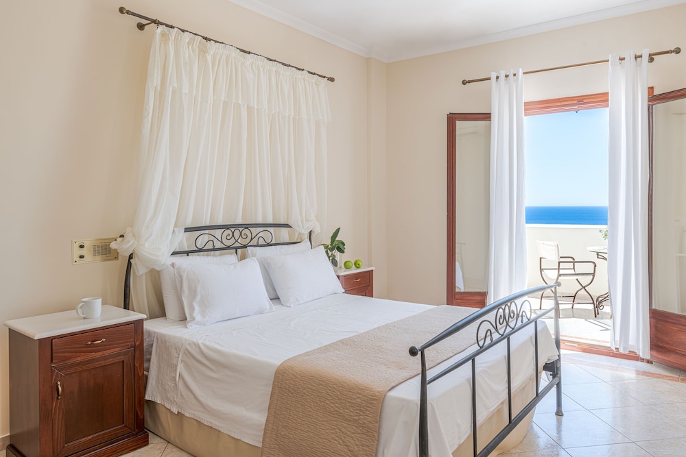 Epavlis Hotel & Spa — Hotel rooms in Kamari, South Aegean