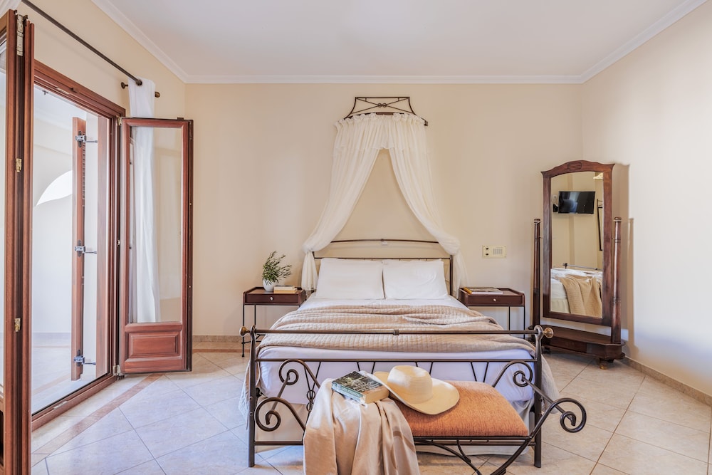 Epavlis Hotel & Spa — Hotel rooms in Kamari, South Aegean