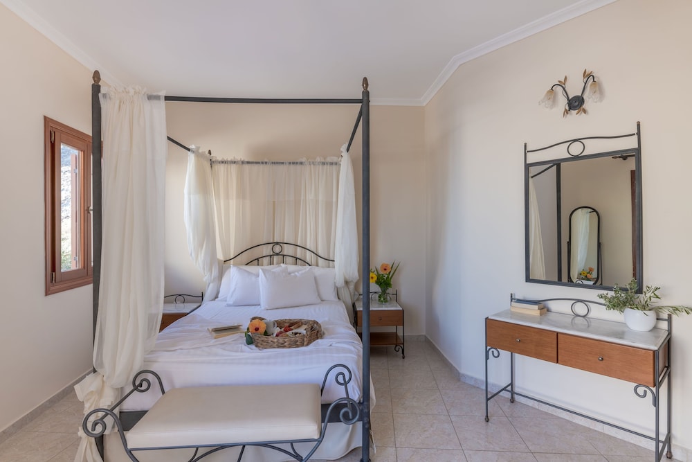 Epavlis Hotel & Spa — Hotel rooms in Kamari, South Aegean