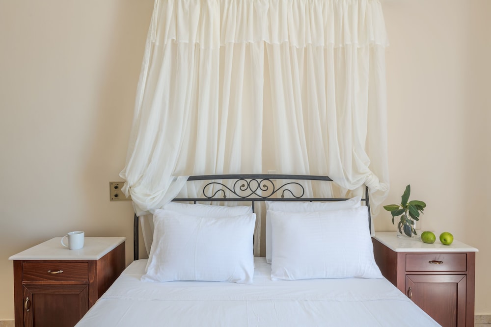 Epavlis Hotel & Spa — Hotel rooms in Kamari, South Aegean