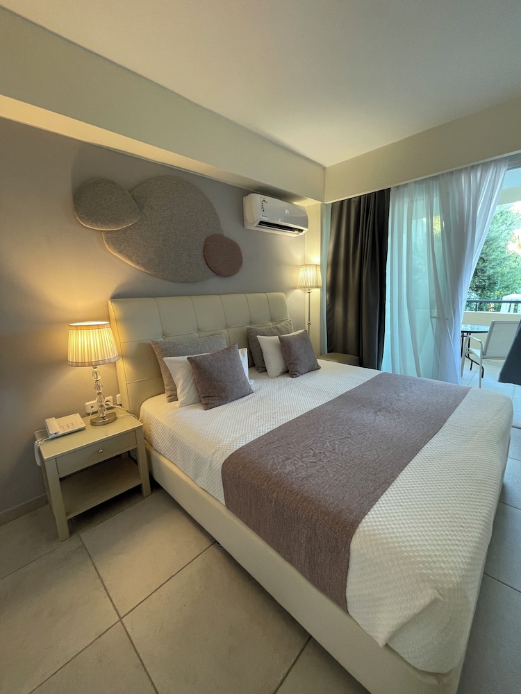 Faedra Beach Hotel — Hotel rooms in Ammoudara (Agios Nikolaos)