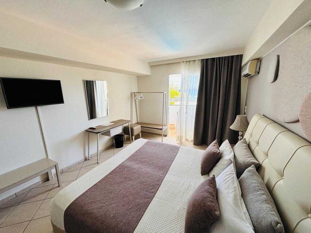 Faedra Beach Hotel — Hotel rooms in Ammoudara (Agios Nikolaos)