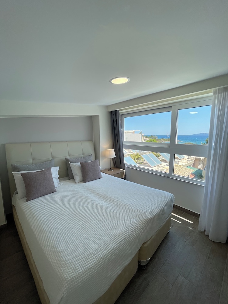 Faedra Beach Hotel — Hotel rooms in Ammoudara (Agios Nikolaos)