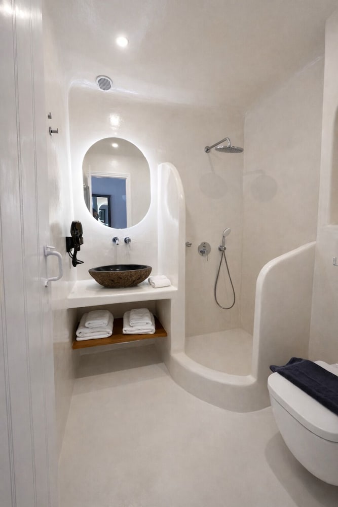 Finikia Memories Hotel — Hotel rooms in Oia, South Aegean
