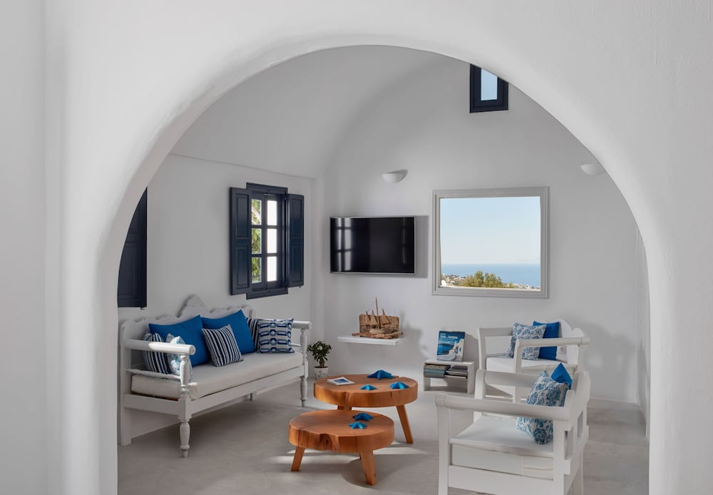 Finikia Memories Hotel — Hotel rooms in Oia, South Aegean