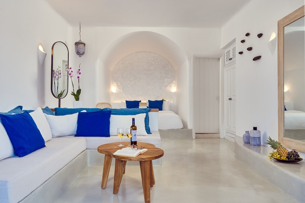 Finikia Memories Hotel — Hotel rooms in Oia, South Aegean