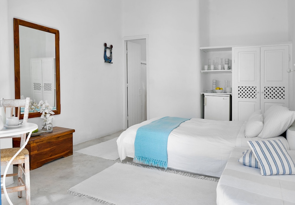 Finikia Memories Hotel — Hotel rooms in Oia, South Aegean