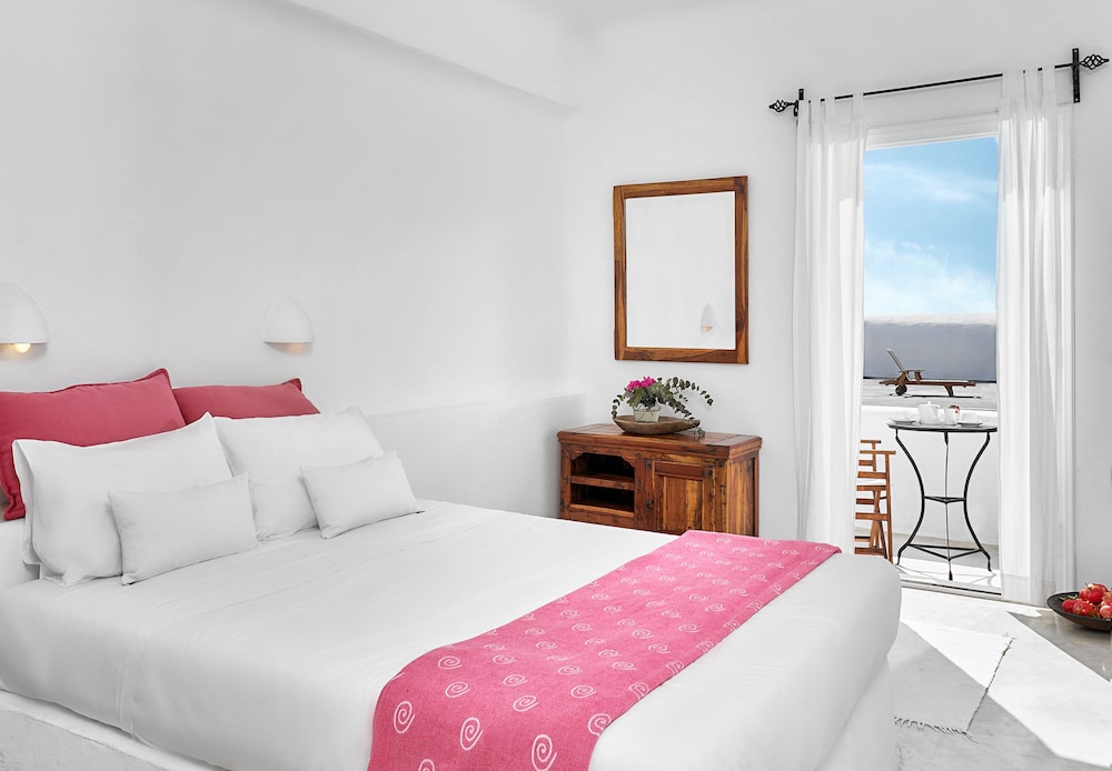 Finikia Memories Hotel — Hotel rooms in Oia, South Aegean