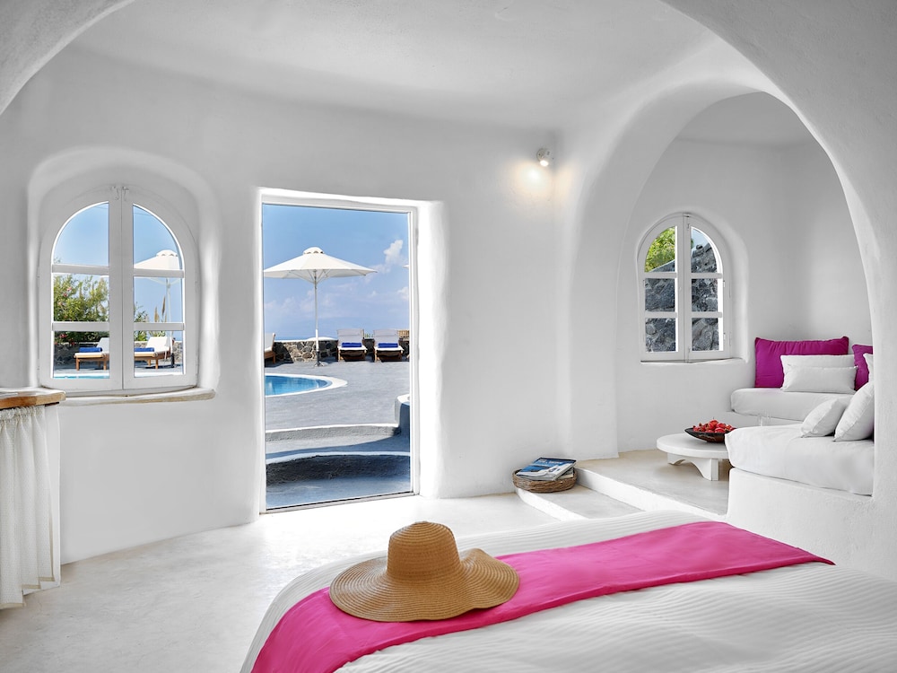 Finikia Memories Hotel — Hotel rooms in Oia, South Aegean