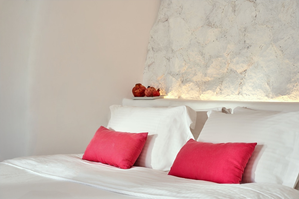 Finikia Memories Hotel — Hotel rooms in Oia, South Aegean
