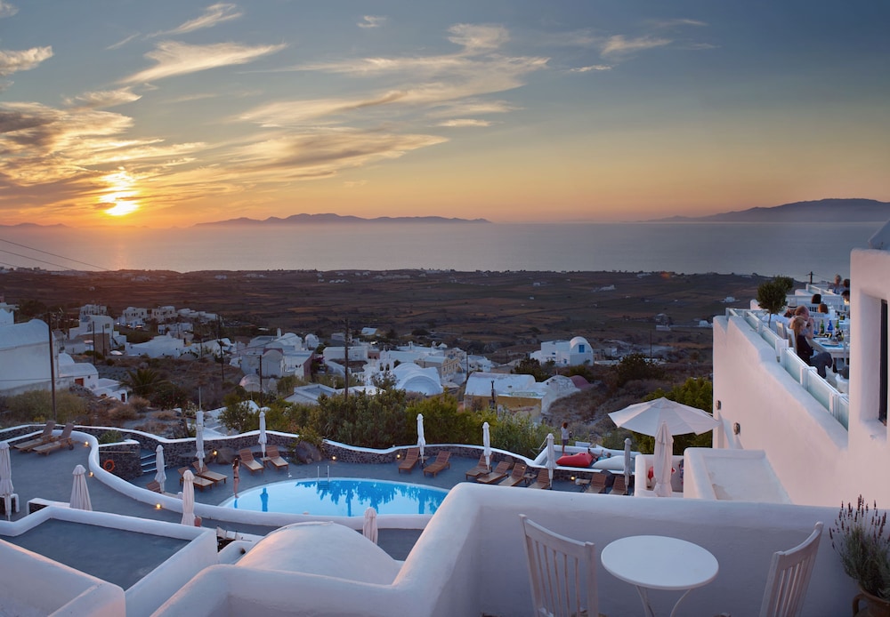 Finikia Memories Hotel — Swimming pool in Oia, South Aegean