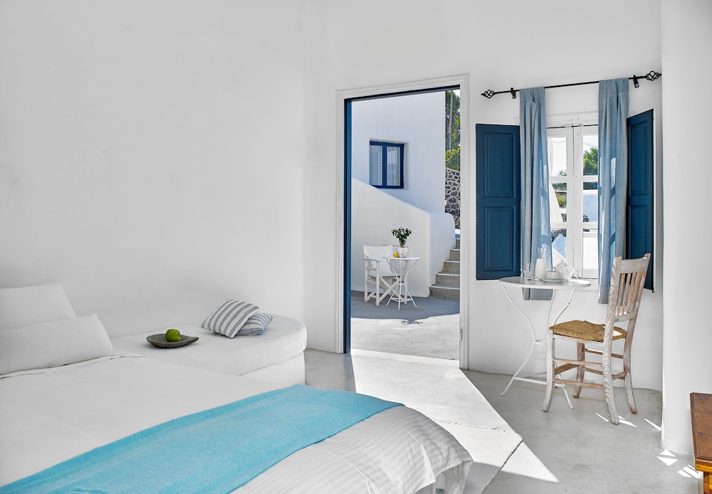 Finikia Memories Hotel — Hotel rooms in Oia, South Aegean