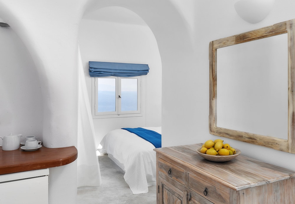 Finikia Memories Hotel — Hotel rooms in Oia, South Aegean