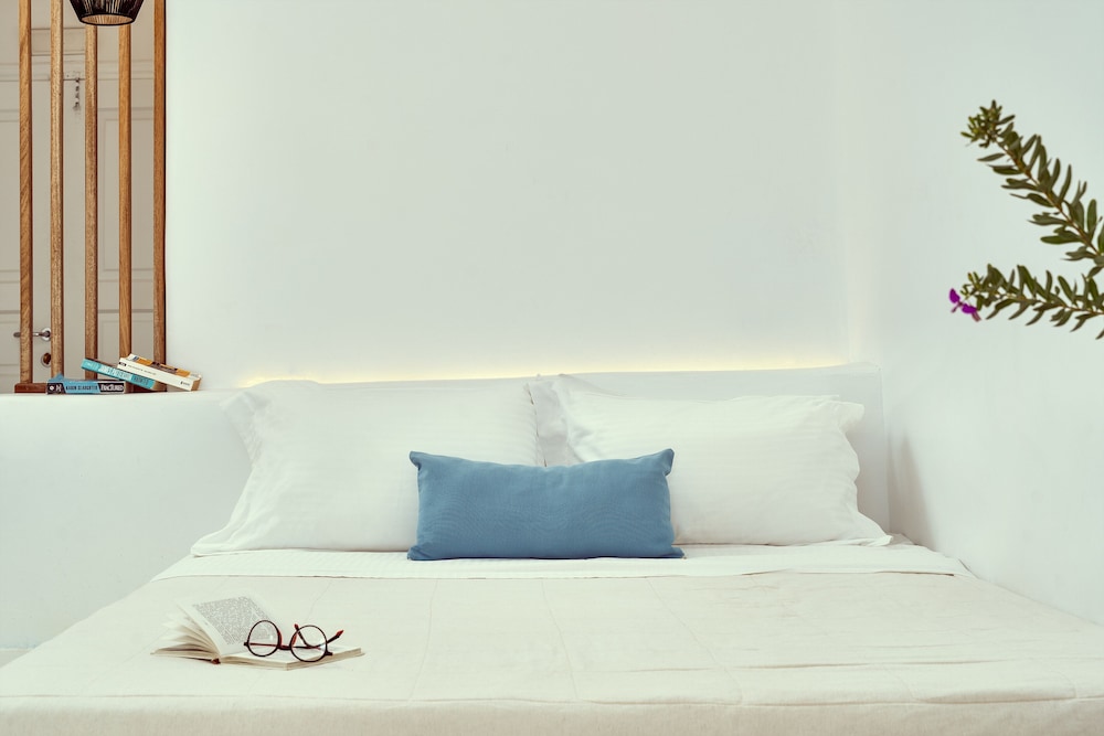 Finikia Memories Hotel — Hotel rooms in Oia, South Aegean