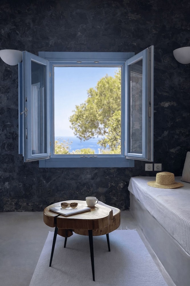 Finikia Memories Hotel — Hotel rooms in Oia, South Aegean
