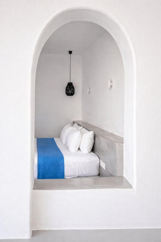 Finikia Memories Hotel — Hotel rooms in Oia, South Aegean
