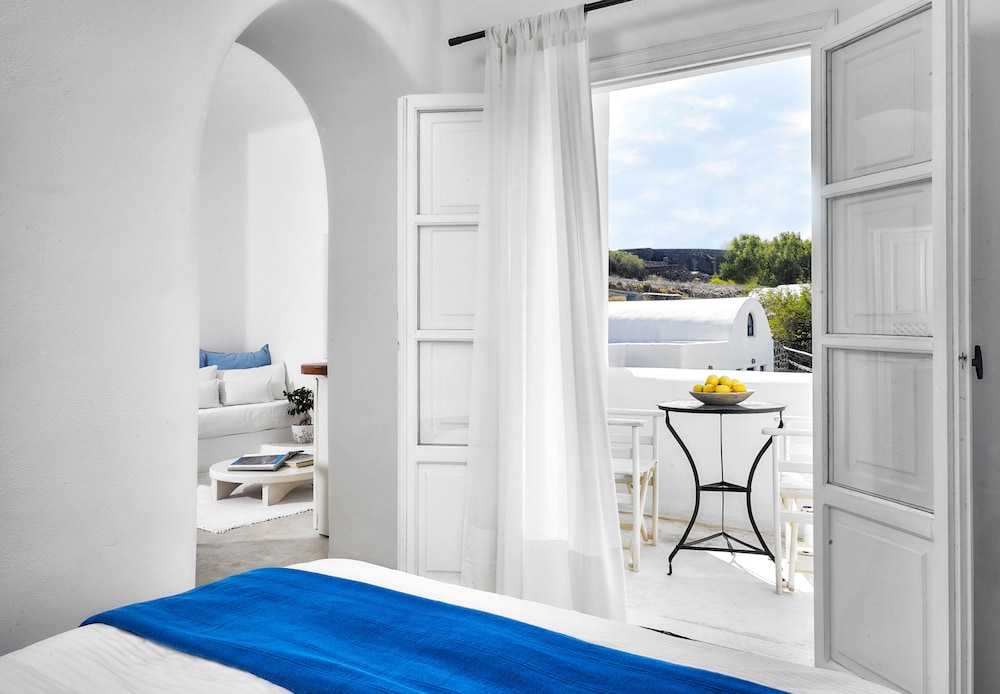 Finikia Memories Hotel — Hotel rooms in Oia, South Aegean