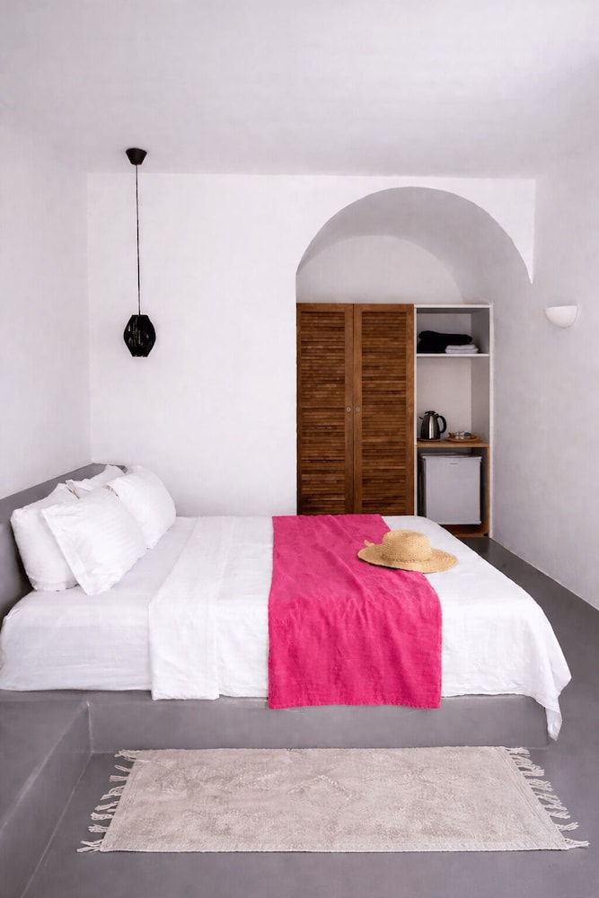 Finikia Memories Hotel — Hotel rooms in Oia, South Aegean