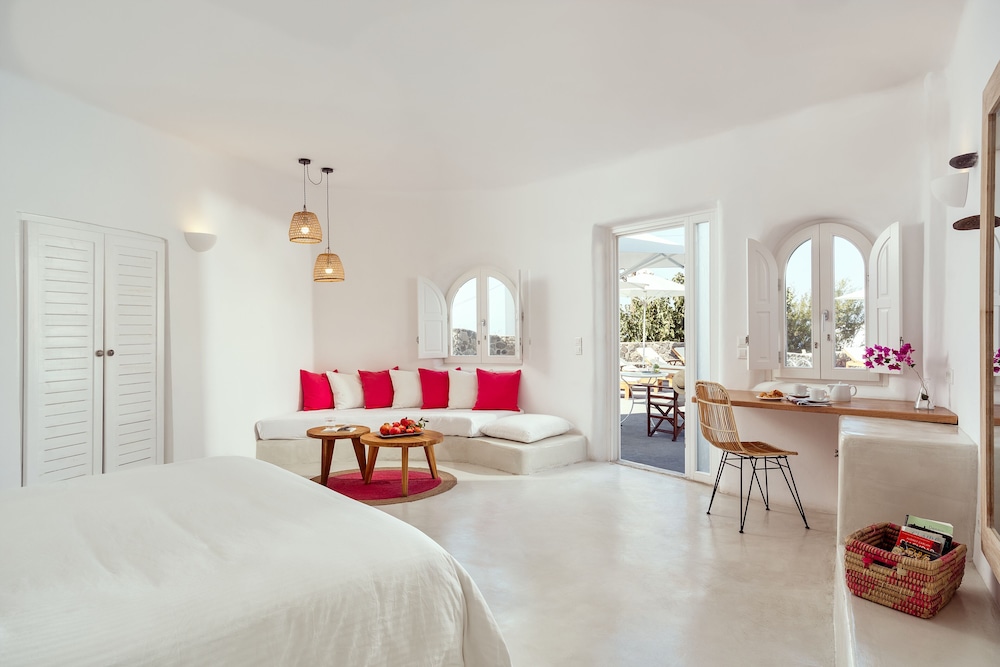 Finikia Memories Hotel — Hotel rooms in Oia, South Aegean