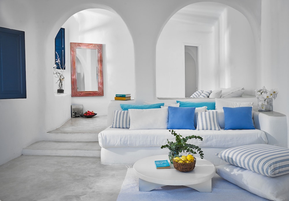 Finikia Memories Hotel — Hotel rooms in Oia, South Aegean