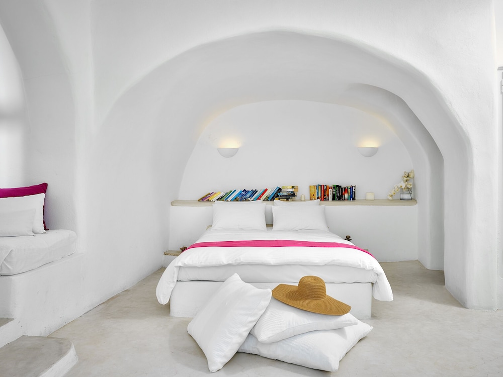 Finikia Memories Hotel — Hotel rooms in Oia, South Aegean