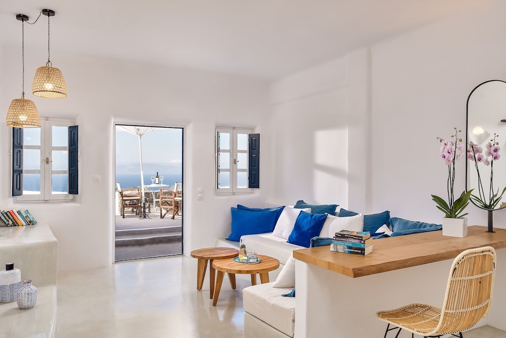 Finikia Memories Hotel — Hotel rooms in Oia, South Aegean