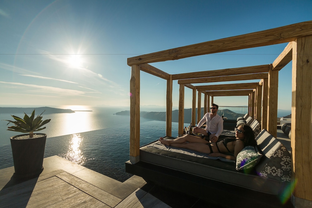 Galaxy Suites & Villas — Swimming pool in Imerovigli, South Aegean