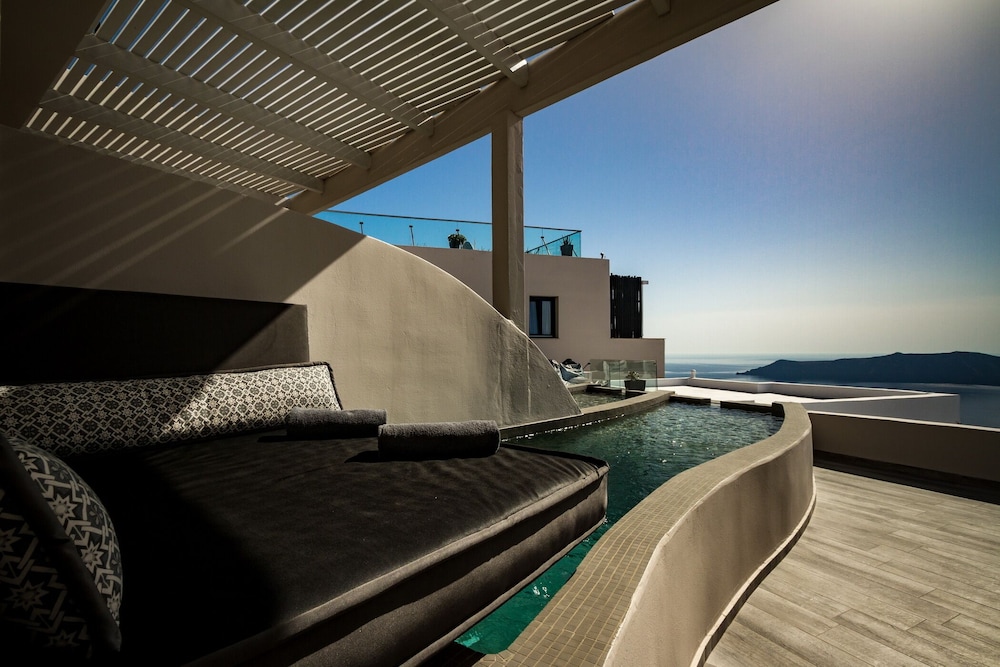 Galaxy Suites & Villas — Swimming pool in Imerovigli, South Aegean