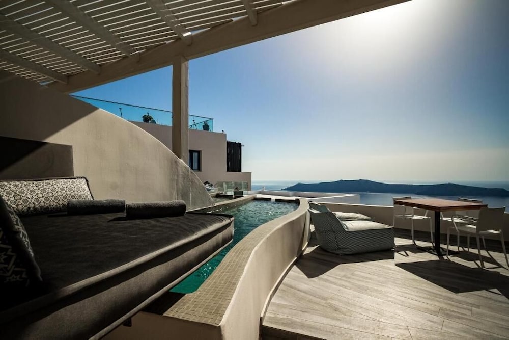 Galaxy Suites & Villas — Swimming pool in Imerovigli, South Aegean