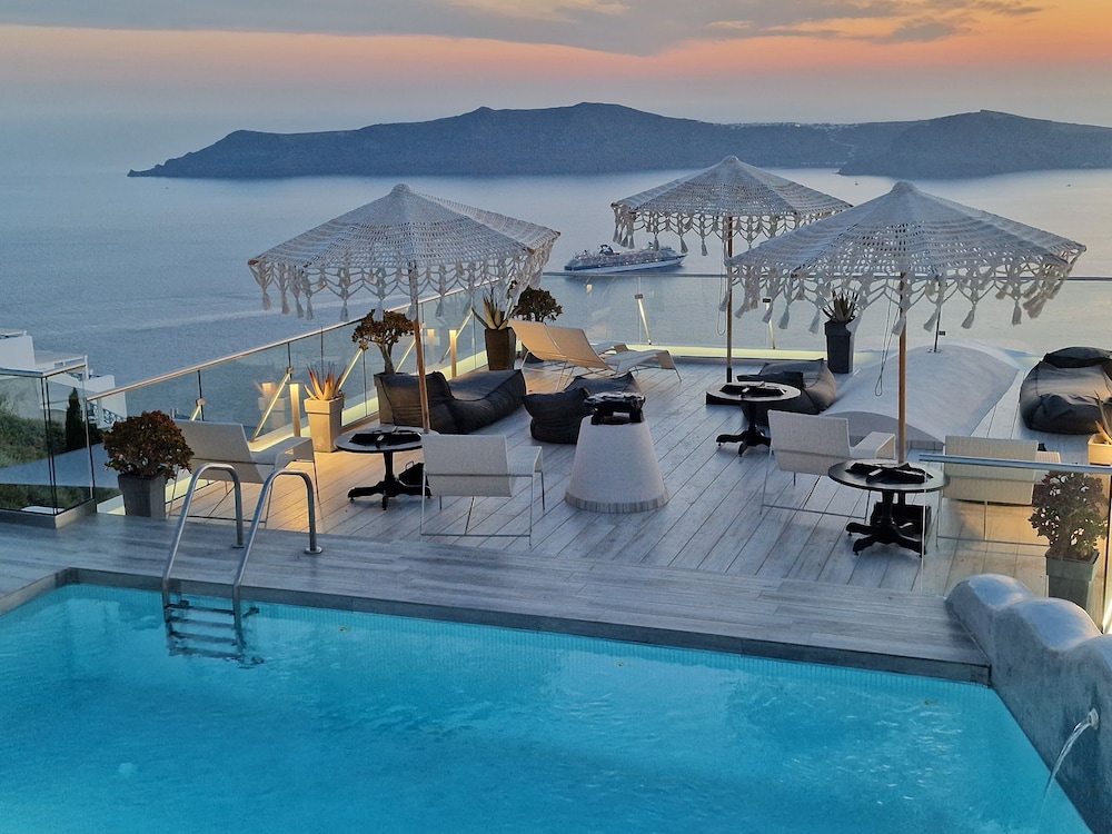 Galaxy Suites & Villas — Swimming pool in Imerovigli, South Aegean