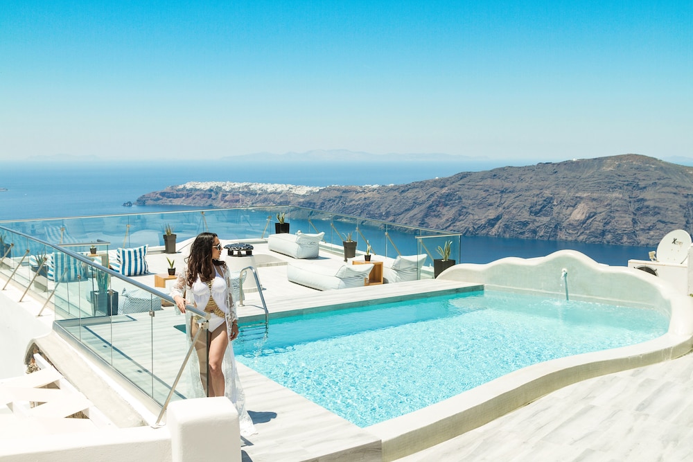 Galaxy Suites & Villas — Swimming pool in Imerovigli, South Aegean
