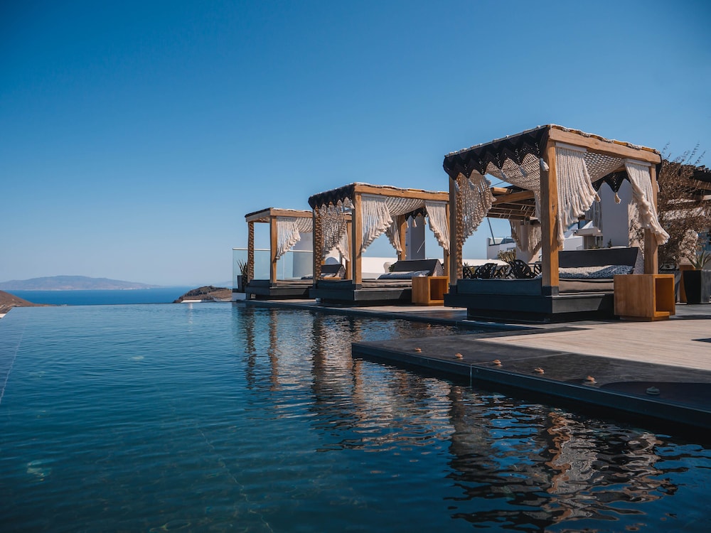 Galaxy Suites & Villas — Swimming pool in Imerovigli, South Aegean