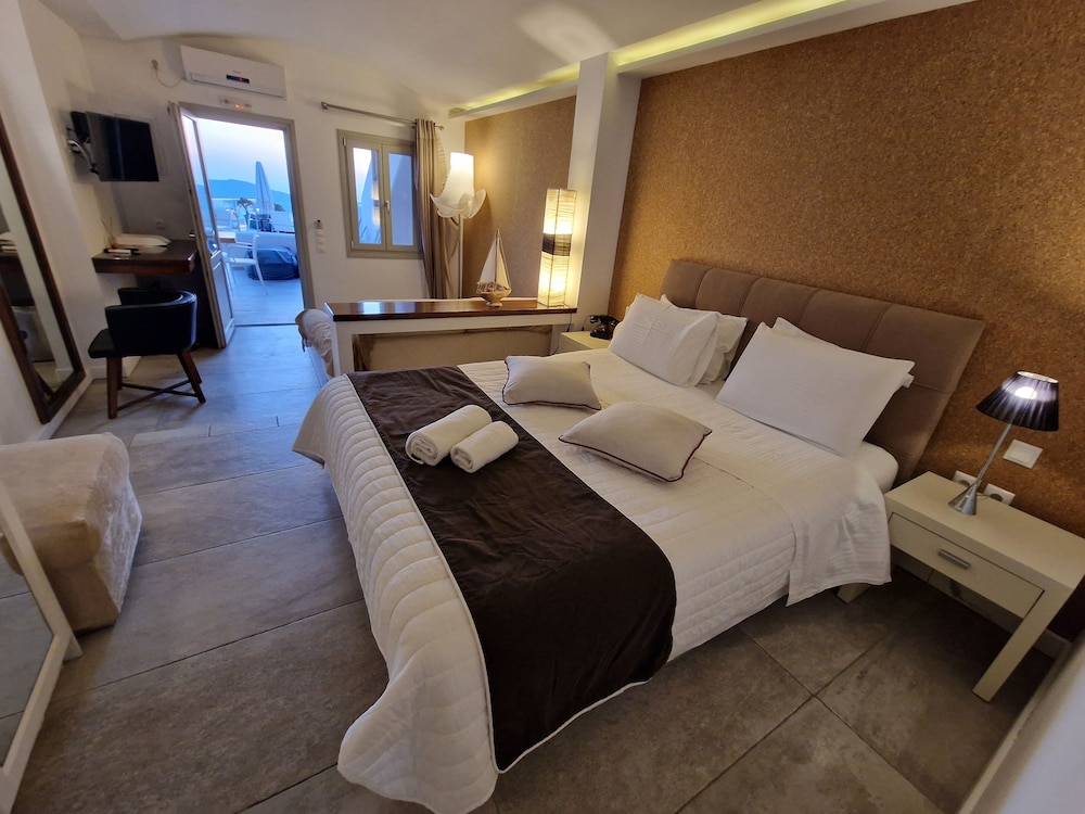 Galaxy Suites & Villas — Hotel rooms in Imerovigli, South Aegean