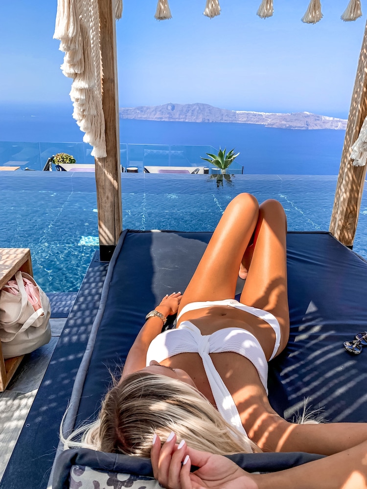 Galaxy Suites & Villas — Swimming pool in Imerovigli, South Aegean