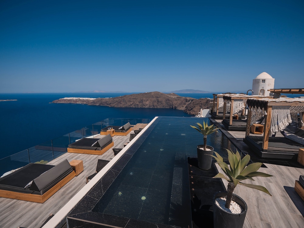 Galaxy Suites & Villas — Swimming pool in Imerovigli, South Aegean