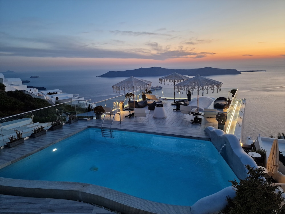 Galaxy Suites & Villas — Swimming pool in Imerovigli, South Aegean