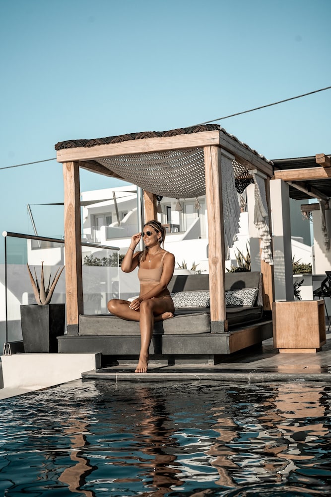 Galaxy Suites & Villas — Swimming pool in Imerovigli, South Aegean