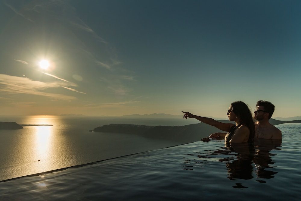 Galaxy Suites & Villas — Swimming pool in Imerovigli, South Aegean