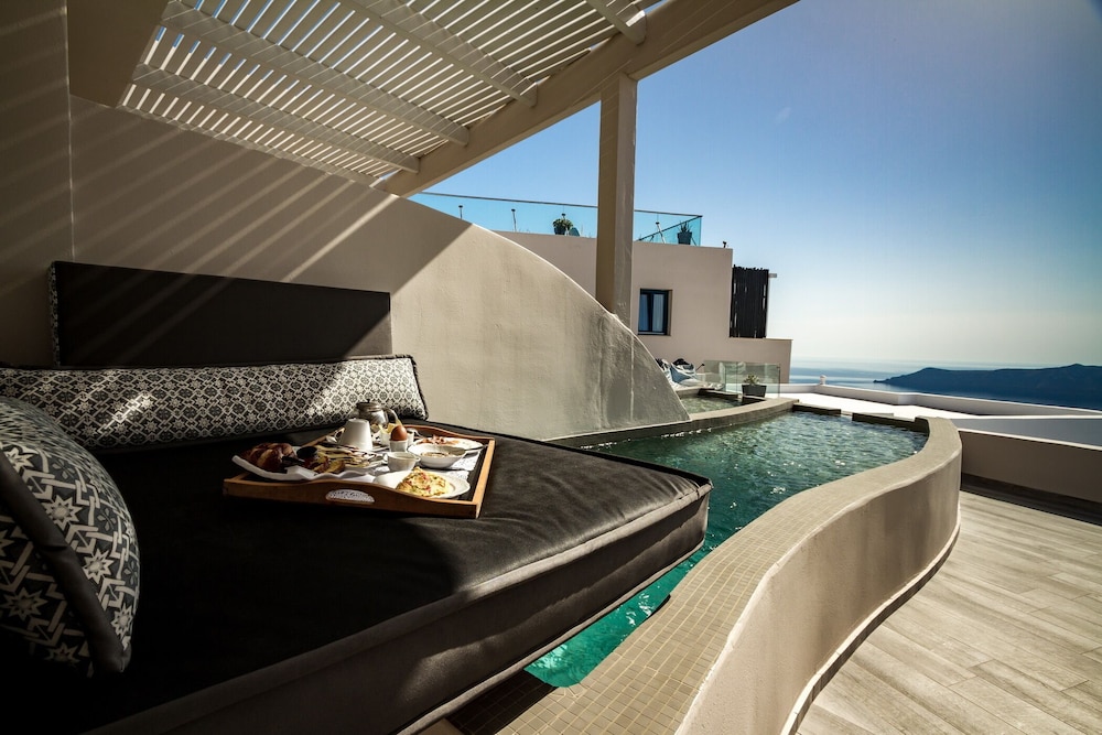 Galaxy Suites & Villas — Swimming pool in Imerovigli, South Aegean