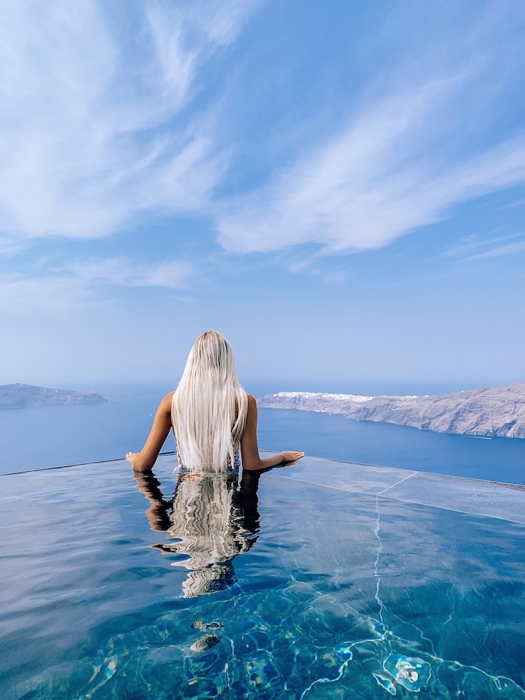 Galaxy Suites & Villas — Swimming pool in Imerovigli, South Aegean