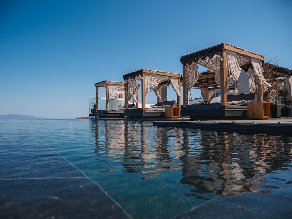 Galaxy Suites & Villas — Swimming pool in Imerovigli, South Aegean