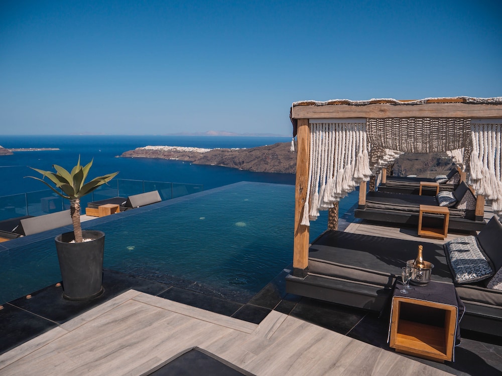 Galaxy Suites & Villas — Swimming pool in Imerovigli, South Aegean