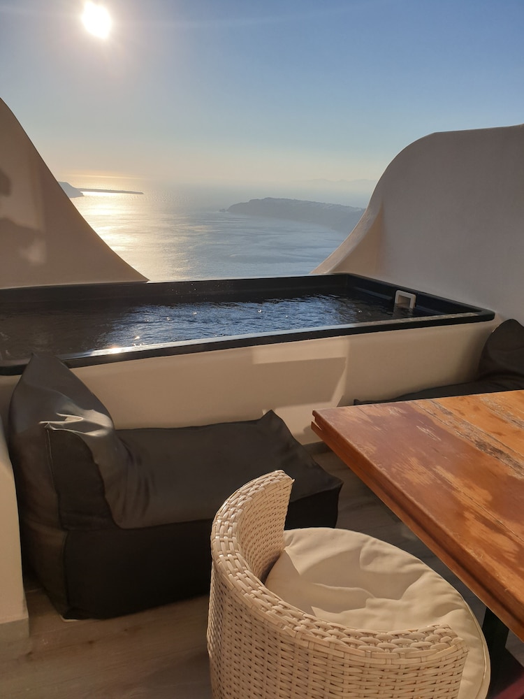Galaxy Suites & Villas — Hotel rooms in Imerovigli, South Aegean