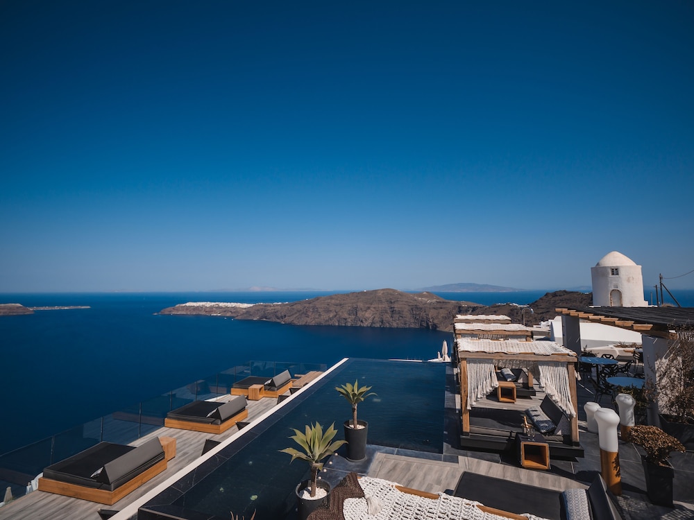 Galaxy Suites & Villas — Swimming pool in Imerovigli, South Aegean